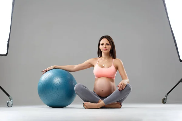 Atletisk Gravid Kvinna Går För Sport Med Bollen — Stockfoto