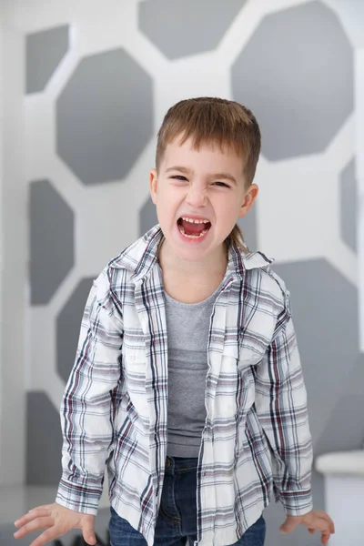 Menino Camisa Brilhante Emocionalmente Grita — Fotografia de Stock