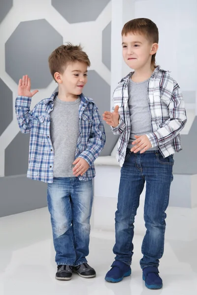 Dois Meninos Camisas Xadrez Estão Jogando Dentro Casa — Fotografia de Stock