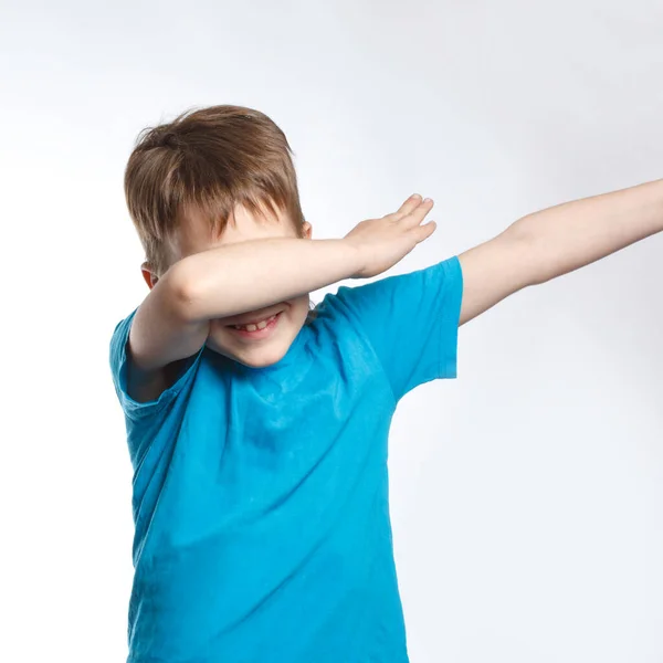 Een Kleine Emotionele Jongen Blauwe Kleren Danst Geïsoleerd — Stockfoto