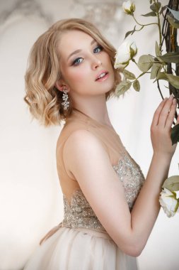 Nazik, zarif bir gelinin portresi.