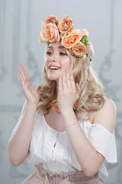 Portrait Cute Emotional Blonde Girl Wreath Tea Roses — Stock Photo, Image