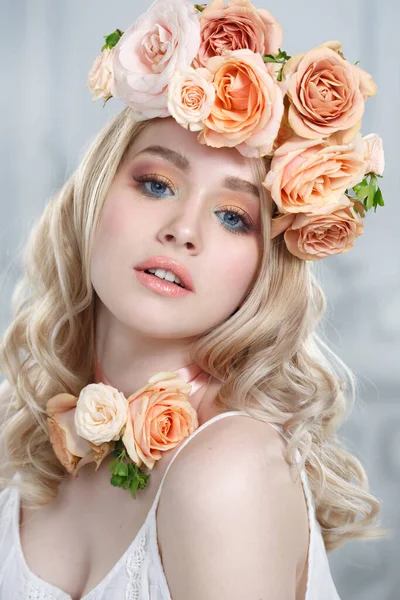 Portrait Beauté Une Jolie Fille Blonde Dans Une Couronne Roses — Photo