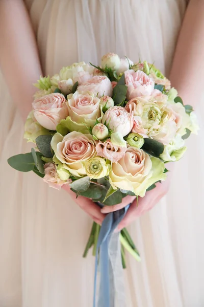 Delicado Ramo Boda Rosas Peonías Ranúnculos Las Manos Novia —  Fotos de Stock