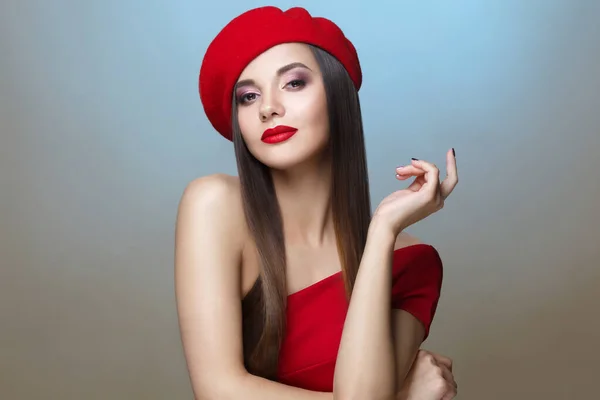 Mooie Brunette Een Rode Baret Een Elegante Pose Een Blauwe — Stockfoto
