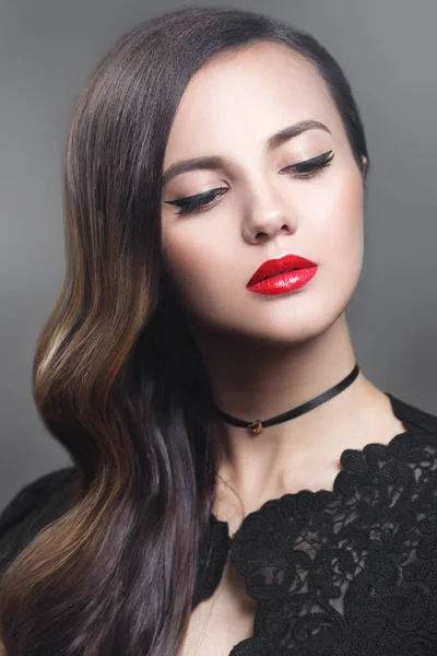 Beauty Portret Van Een Luxe Meisje Met Rode Lippenstift Lippen — Stockfoto
