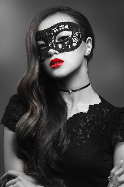 Schwarz Weißes Schönheitsporträt Eines Hinreißenden Mädchens Spitzenmaske Mit Rotem Lippenstift — Stockfoto