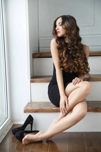 Chica Morena Delgada Con Rizos Elegantes Pequeño Vestido Negro Sentado — Foto de Stock