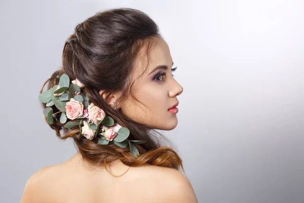 Portret Van Mooi Meisje Met Bloemen Haar Kapsel Achteraanzicht Geïsoleerd — Stockfoto