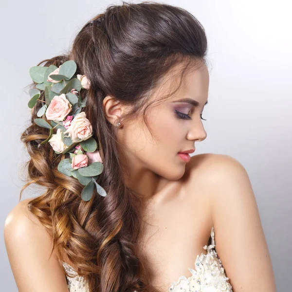Retrato Beleza Uma Menina Bonita Com Rosas Penteado Elegante Isolado — Fotografia de Stock