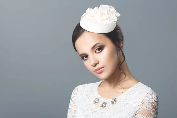 美しいです肖像画のかわいいブルネットの花嫁で装飾的な帽子に隔離された灰色の背景 — ストック写真