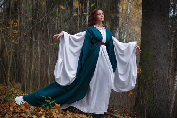 穿着中世纪衣服的女人在神秘的森林里 — 图库照片