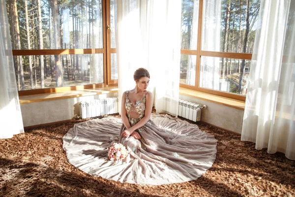 Μια Όμορφη Τρυφερή Νύφη Κάθεται Στο Πάτωμα Ένα Δωμάτιο Ξενοδοχείου — Φωτογραφία Αρχείου