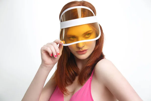 Retrato Uma Menina Sexy Cabelos Vermelhos Uma Viseira Transparente Sol — Fotografia de Stock