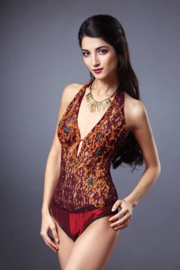 Gri bir arka planda güzel, ince bir esmer..