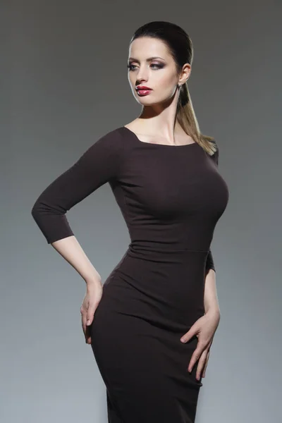 Hermosa Chica Elegante Con Curvas Vestido Oscuro Apretado Aislado Sobre — Foto de Stock