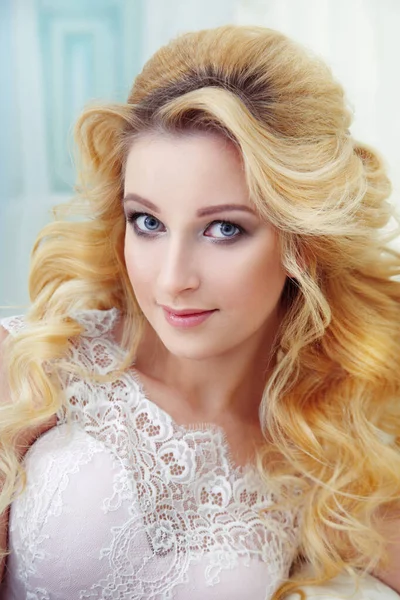 Portret Pięknej Blond Panny Młodej Eleganckimi Lokami Środku — Zdjęcie stockowe