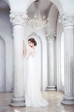 Zarif esmer gelin sütunları olan lüks bir odada tam gelişim gösteriyor.