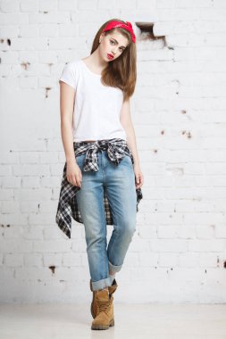 Genç asi bir kız parlak bir odada büyümekte..