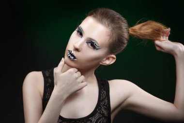 Yaratıcı makyaj renkleri olan bir kızın güzel portresi zebra