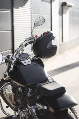 Motosiklet direksiyonu ve caddedeki gösterge paneli kaskla..