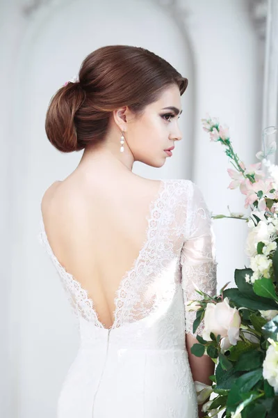 Портрет Красивой Брюнетки Невесты Кружевном Платье Открытой Спиной — стоковое фото