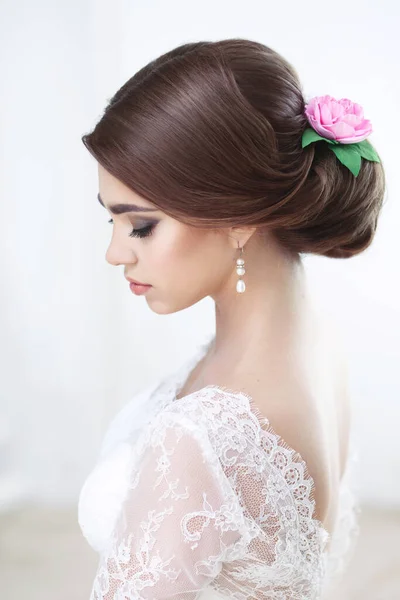 Portrét Krásné Brunetky Nevěsty Make Účes Krajkové Horní Pohled — Stock fotografie