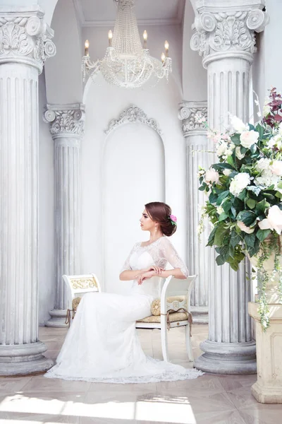 Элегантная Брюнетка Невеста Сидящая Роскошном Зале Колоннами — стоковое фото
