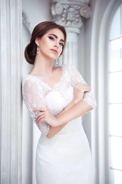 Portrét Elegantní Brunetky Nevěsty Luxusním Sále Sloupy — Stock fotografie