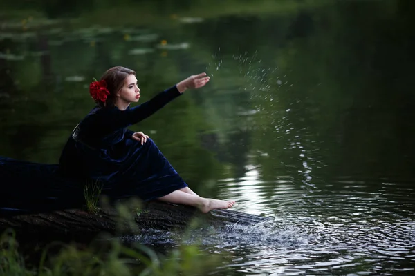 Menina Bonita Vestido Azul Longo Margem Lago Floresta — Fotografia de Stock