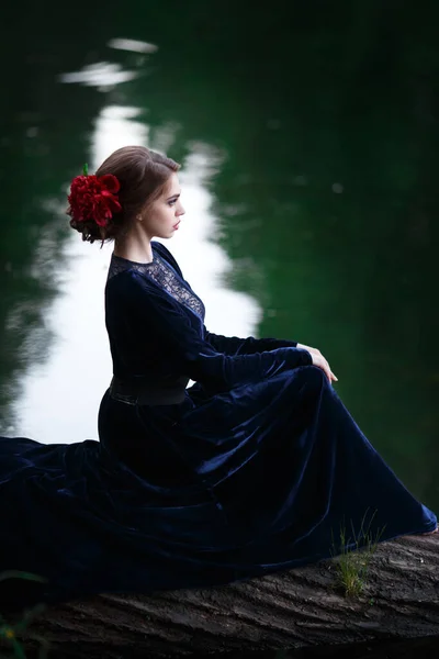 Schöne Mädchen Einem Langen Blauen Kleid Ufer Eines Waldsees — Stockfoto