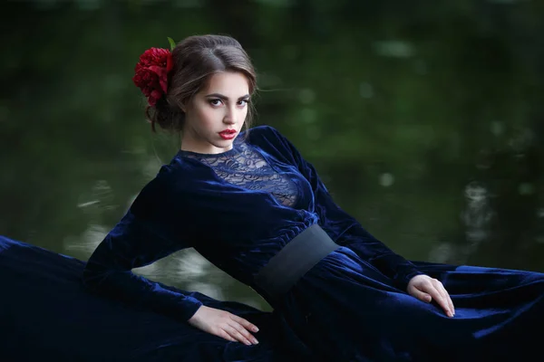 Belle Fille Dans Une Longue Robe Bleue Sur Rivage Lac — Photo