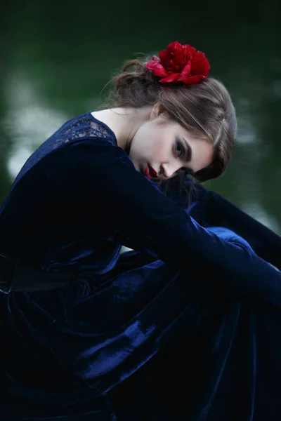 Όμορφο Κορίτσι Ένα Μακρύ Μπλε Φόρεμα Στην Όχθη Μιας Λίμνης — Φωτογραφία Αρχείου
