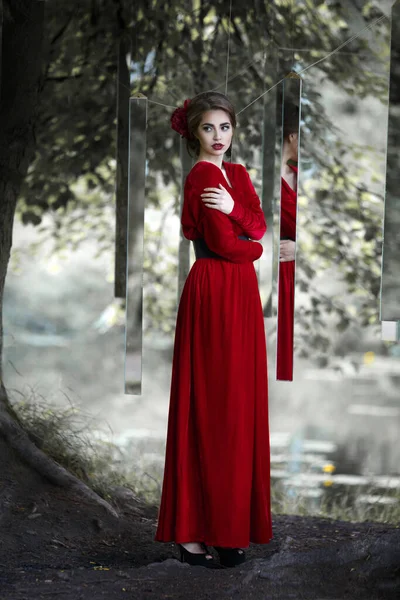 Chica Misteriosa Largo Vestido Rojo Reloj Espejos Naturaleza —  Fotos de Stock