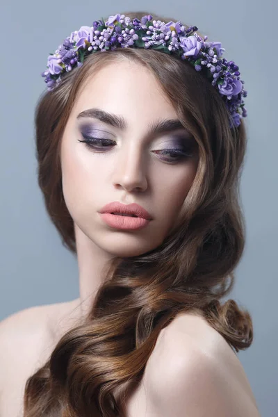 Świeże Wiosenne Piękno Portret Pięknej Dziewczyny Wieńcu Liliowych Kwiatów Odizolowanych — Zdjęcie stockowe