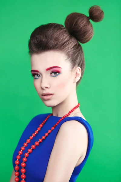 Retrato Uma Menina Bonita Vestido Azul Estilo Pin Penteado Criativo — Fotografia de Stock