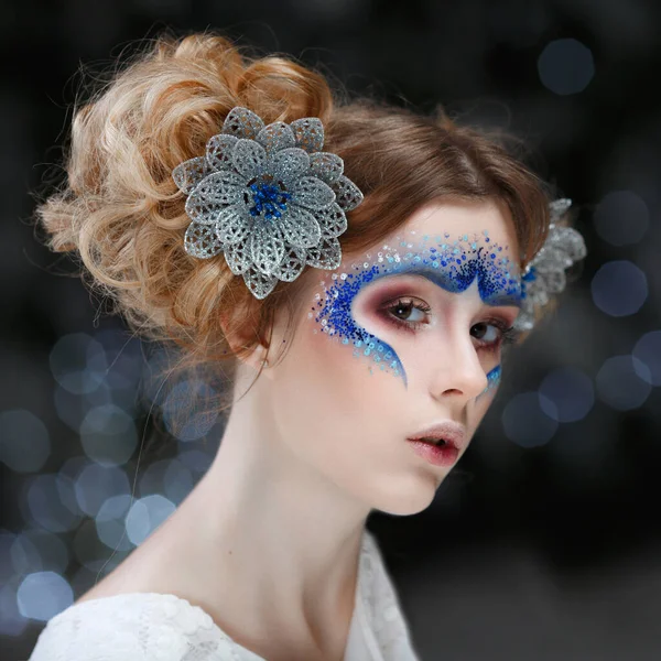 Retrato Una Chica Con Maquillaje Creativo Peinado Escarchado —  Fotos de Stock