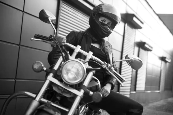Czarno Białe Zdjęcie Pięknej Szczupłej Dziewczyny Kasku Motocyklu Ulicy Miasta — Zdjęcie stockowe