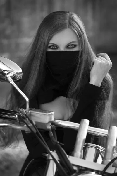 在城市街道上 一个戴着面具 头戴摩托车的漂亮长发姑娘的黑白画像 — 图库照片