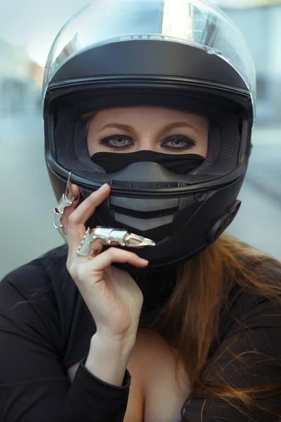 Portrait Une Belle Fille Dans Casque Sur Une Moto Dans — Photo