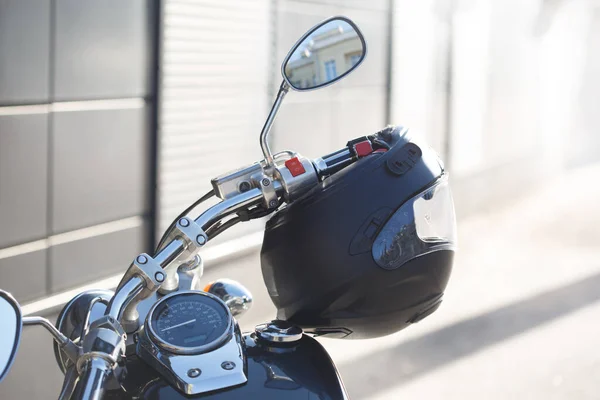 摩托车方向盘和带头盔的仪表盘在街上 — 图库照片