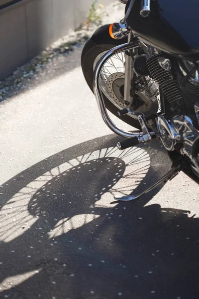 摩托车的碎片 车轮上有阴影 阳光明亮 — 图库照片