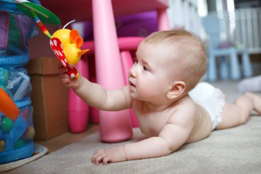 İç mekanda oynayan bir çocuğun portresi.