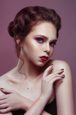 Mor arka planda parlak makyajlı güzellik portresi demokrasi çocuğu esmer..