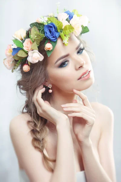 Sanftes Schönheitsporträt Eines Schönen Mädchens Einem Rosenkranz — Stockfoto