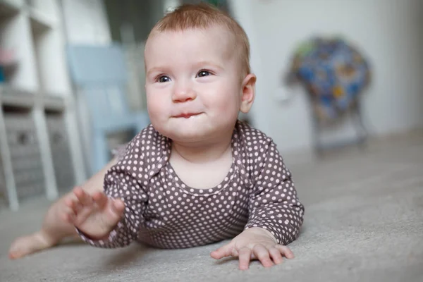 Retrato Bebé Arrastrándose Interior — Foto de Stock