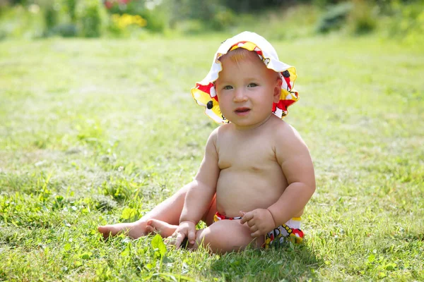 Retrato Uma Criança Sorridente Feliz Chapéu Dia Quente Verão Grama — Fotografia de Stock