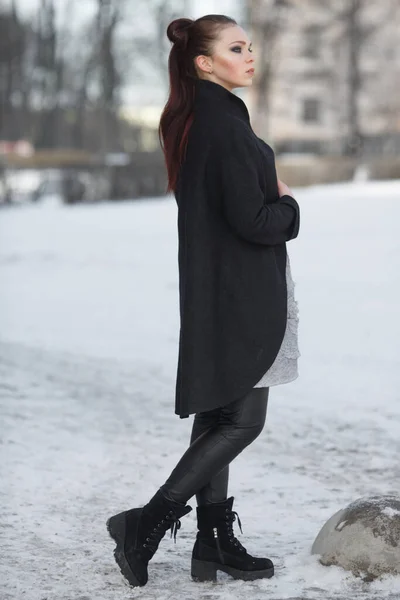 Elegant Tjej Svart Rock Gatan Vinterdag — Stockfoto