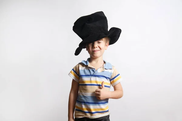 Liten Glad Barn Stor Svart Hatt Trollkarl Gör Skyltar Med — Stockfoto