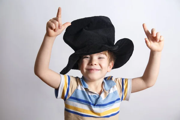 Liten Glad Barn Stor Svart Hatt Trollkarl Gör Skyltar Med — Stockfoto